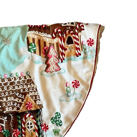 Nicole Miller 50in Gingerbread House Christmas Tree Skirt Embroidered New - Picture 15 of 16